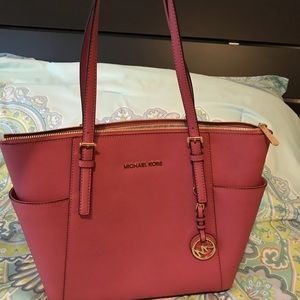 Michael kors jet set zip tote